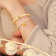 Fashionable natural beeswax and pearl bracelet combination – a warm and elegant choice