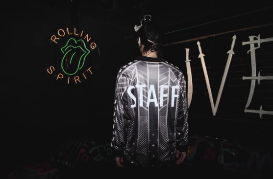 Sview Casper's long-sleeved street hip-hop casual soccer jersey with the same STAFF LOGO letter reflective print