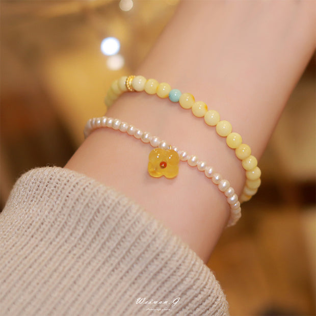 Fashionable natural beeswax and pearl bracelet combination – a warm and elegant choice