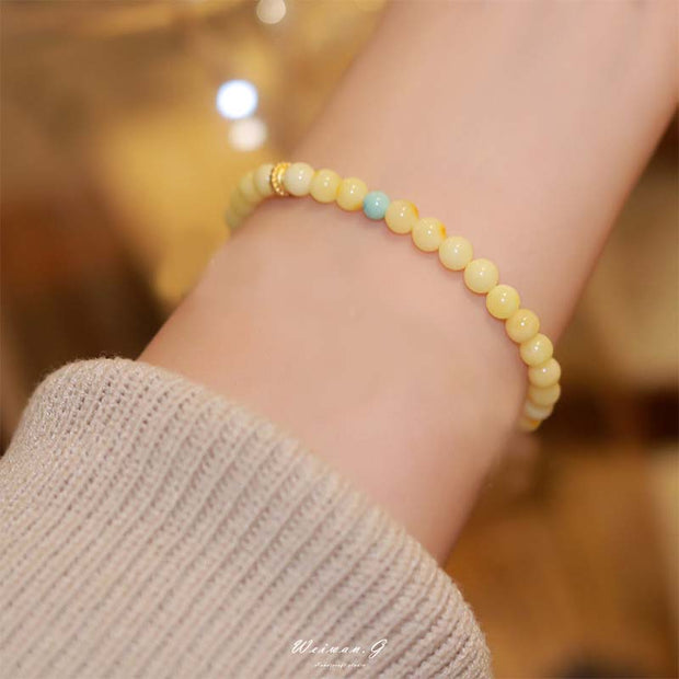 Fashionable natural beeswax and pearl bracelet combination – a warm and elegant choice