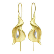 Elegant Calla Lily Drop Earrings in Gold and Silver - Tiracisu