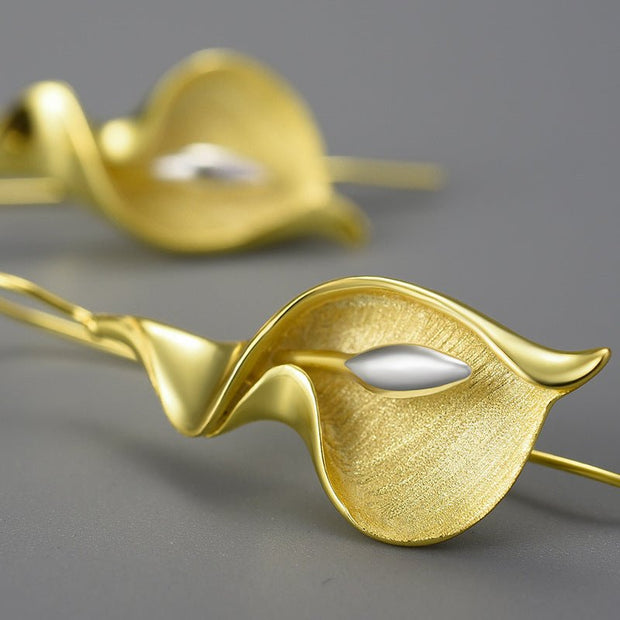 Elegant Calla Lily Drop Earrings in Gold and Silver - Tiracisu