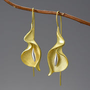 Elegant Calla Lily Drop Earrings in Gold and Silver - Tiracisu