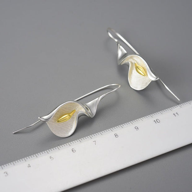 Elegant Calla Lily Drop Earrings in Gold and Silver - Tiracisu