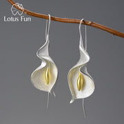 Elegant Calla Lily Drop Earrings in Gold and Silver - Tiracisu