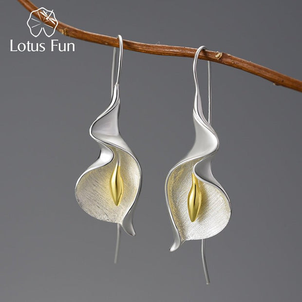 Elegant Calla Lily Drop Earrings in Gold and Silver - Tiracisu