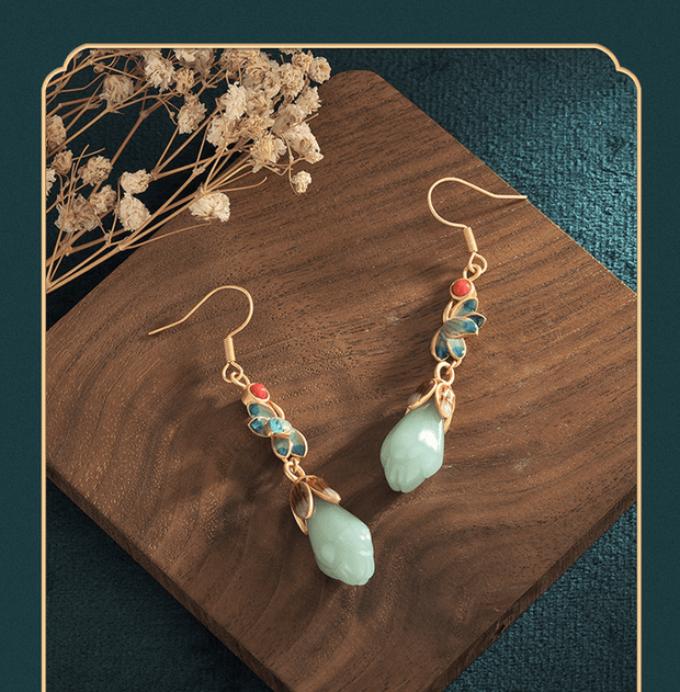 Elegant Vintage Lily of the Valley Pendant Earrings - Tiracisu